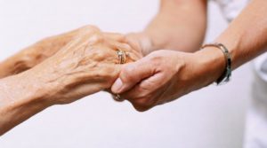 Anziani non autosufficienti: come gestire l'emergenza